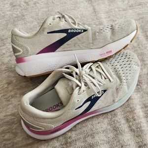 Brooks Women's Ghost 16 running shoe in the White/Grey/Estate Blue Size 11